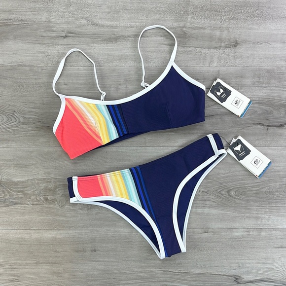 ☀️RIP CURL☀️ SAYULITA STRIPE CROP
SAYULITA STRIPE CHEEKY BIKINI SET - Picture 2 of 13